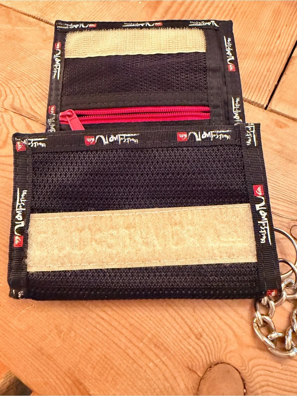 Quiksilver black red nylon chain trifold wallet perfect Y2K-style surf skate